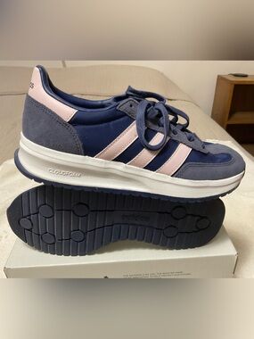 Women’s 7.5 Adidas Run 72